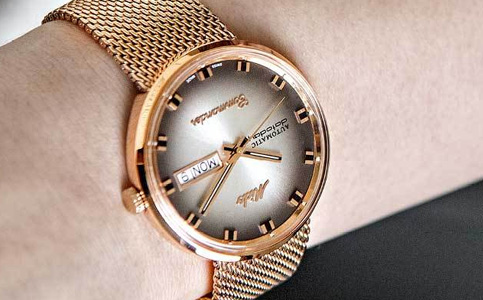 美度手表服務(wù)電話（美度手表表盤出現(xiàn)劃痕怎么辦？）