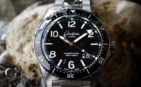 服務(wù)格拉蘇蒂維修中心(手表劃痕的處理方法及預(yù)防措施)