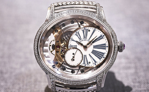 愛彼手表售后(調(diào)整愛彼手表表帶的步驟)